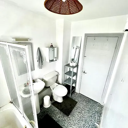 Custom House, 1 Room, 1 Habitación en casa particular *