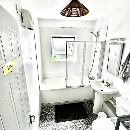 Custom House, 1 Room, 1 Habitación en casa particular *